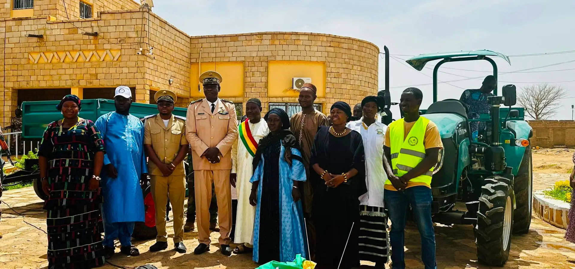 27ème édition de la Quinzaine de l&rsquo;Environnement à Bandiagara : Le Gouverneur offre des matériels d’assainissement à la mairie