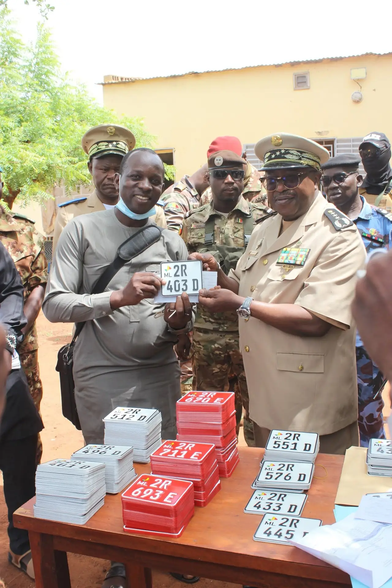 Campagne nationale d&rsquo;immatriculation des motocyclettes à Koutiala : Le Gouverneur, Général de Division Abdoulaye CISSE remet les premières plaques