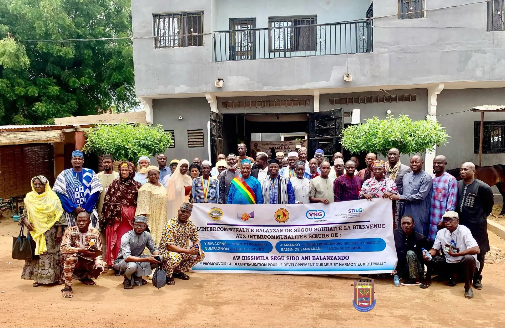 Dans le cadre de ses actions visant à promouvoir un environnement sain et un cadre de vie agréable, la Mairie de la Commune Urbaine de Sikasso a organisé, le mardi 21 juillet 2026, dans sa salle de conférence, une réunion de sensibilisation sur les mauvaises pratiques de gestion des déchets solides et liquides dans la ville. La rencontre a été présidée par la 3ème Adjointe au Maire chargée de l’Assainissement, de l’Hygiène et de la Voie Publique, Touré Rahamatou Bagayoko, en présence du Directeur des Services Techniques, Gaoussou LY, du Président de la Commission Assainissement, Mariko, du Chef chargé de la Voie Publique, David Ouattara, des agents des services techniques de la mairie, des représentants de la Direction Régionale de l’Assainissement, des organisations de la société civile, des leaders communautaires, des chefs de quartiers, des associations de jeunes et de femmes et d’autres couches socioprofessionnelles de la population. L’objectif principal de cette rencontre visait à susciter une prise de conscience collective face à la recrudescence des comportements inciviques, qui compromettent les efforts de salubrité et de protection de l’environnement dans la ville de Sikasso. Le point fort de cette rencontre a été une projection vidéo, qui a permis aux participants de visualiser plusieurs actes d’incivisme observés, à travers la ville de Sikasso, notamment, le dépôt anarchique d’ordures, le déversement des eaux usées dans les caniveaux, l’occupation irrégulière de la voie publique et d’autres comportements nuisibles à l’environnement. À la suite de cette projection, le Directeur des Services Techniques et le Chef chargé de la Voie Publique ont apporté des explications détaillées sur les impacts de ces mauvaises pratiques. Ils ont rappelé leurs conséquences sur la santé publique, le fonctionnement des ouvrages d’assainissement, la prévention des inondations et l’image de la ville, tout en invitant les citoyens à adopter des comportements responsables. Dans son allocution, Touré Rahamatou Bagayoko a insisté sur la nécessité d’une mobilisation collective pour lutter, efficacement, contre l’insalubrité. Elle a exhorté chaque acteur à devenir un ambassadeur de la propreté dans son quartier et à contribuer, activement, à la préservation de l’environnement. Les échanges ont été riches et constructifs. Les participants ont formulé plusieurs recommandations visant à renforcer la sensibilisation, à promouvoir le civisme et à accompagner les efforts de la mairie, dans la mise en œuvre d’une gestion durable des déchets. “La propreté de notre ville est l’affaire de tous. Ensemble, adoptons les bons gestes pour faire de Sikasso une ville plus propre, plus saine et plus accueillante. Commune Urbaine de Sikasso