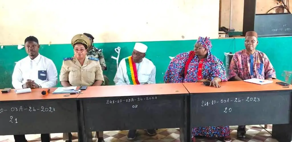 La région de Kayes a officiellement donné le coup d&rsquo;envoi de l&rsquo;atelier régional d&rsquo;information et de sensibilisation consacré aux réformes politiques et institutionnelles engagées par les plus hautes autorités du Mali, ce jeudi 23 juillet 2025.  La rencontre s’est tenue dans les locaux de la Délégation régionale de la Chambre de commerce et d&rsquo;industrie du Mali (CCIM). La cérémonie d&rsquo;ouverture a réuni les autorités administratives et politiques, les représentants des collectivités territoriales, les responsables des services techniques déconcentrés de l&rsquo;État, ainsi que de nombreux acteurs de la société civile, témoignant de l&rsquo;importance accordée à cette initiative nationale de dialogue et d&rsquo;information. Cet atelier s&rsquo;inscrit dans une vaste campagne de sensibilisation déployée sur l&rsquo;ensemble du territoire national du 23 au 31 juillet 2026. L&rsquo;objectif est de permettre aux différents acteurs institutionnels et communautaires de mieux comprendre les réformes politiques, institutionnelles, administratives et territoriales en cours, tout en favorisant leur appropriation par les populations. Durant les travaux, les participants seront informés sur les fondements, les orientations stratégiques et les objectifs de ces réformes, ainsi que sur leurs implications pour le fonctionnement des institutions de la République, des collectivités territoriales et de l&rsquo;administration publique. Les sessions d&rsquo;échanges offriront également un cadre d&rsquo;écoute et de concertation permettant aux participants d&rsquo;exprimer leurs préoccupations, de formuler des recommandations et de contribuer activement à la réussite du processus. À travers cette démarche participative, les autorités maliennes ambitionnent de renforcer la gouvernance publique, de consolider les institutions de l&rsquo;État et de promouvoir une administration plus performante, plus proche des citoyens et davantage adaptée aux défis du développement. Cette campagne de sensibilisation traduit également la volonté des pouvoirs publics d&rsquo;assurer une mise en œuvre inclusive des réformes, en associant les collectivités, les services techniques et les forces vives de la Nation à cette dynamique de transformation institutionnelle. Gouvernorat de Kayes