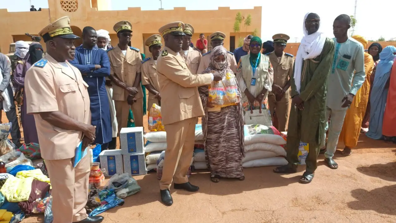 Ménaka :  Le Gouverneur offre le soutien alimentaire de l’Etat aux structures d’appui des personnes vulnérables de la région
