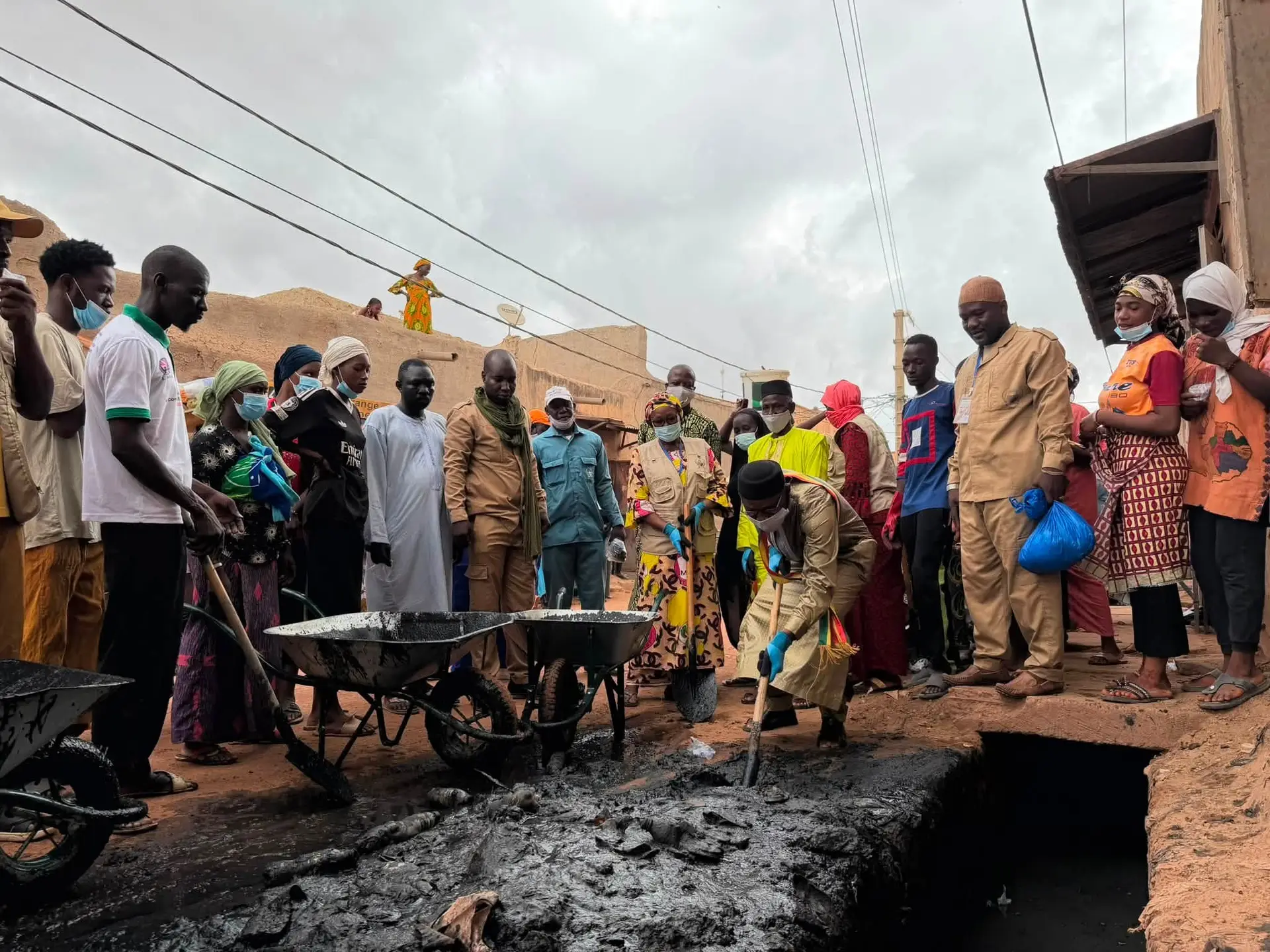 Région de Mopti : la Commune urbaine et la DRACPN unissent leurs efforts pour le curage des caniveaux