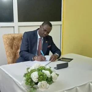 Coopération Chancelière Mali – Guinée à Abuja : SEM. Cheick Oumar COULIBALY signe le Livre de condoléances de l’ancienne Première Dame de la République de Guinée