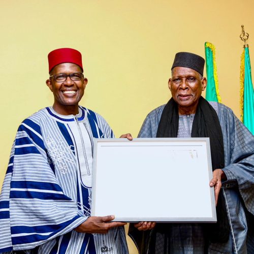 Patrimoine Culturel de Bamako : La famille Niaré offre des portraits de ses chefs au ministre Mamou DAFFE