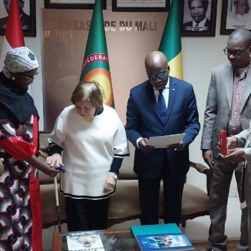 Diplomatie : L’Ambassadeur Samba Alhamdou BABY a décoré Mme Amani Soliman Abbas El GHOUDY, ancienne Secrétaire-Traductrice à l&rsquo;Ambassade du Mali au Caire