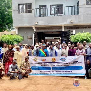 Dans le cadre de ses actions visant à promouvoir un environnement sain et un cadre de vie agréable, la Mairie de la Commune Urbaine de Sikasso a organisé, le mardi 21 juillet 2026, dans sa salle de conférence, une réunion de sensibilisation sur les mauvaises pratiques de gestion des déchets solides et liquides dans la ville. La rencontre a été présidée par la 3ème Adjointe au Maire chargée de l’Assainissement, de l’Hygiène et de la Voie Publique, Touré Rahamatou Bagayoko, en présence du Directeur des Services Techniques, Gaoussou LY, du Président de la Commission Assainissement, Mariko, du Chef chargé de la Voie Publique, David Ouattara, des agents des services techniques de la mairie, des représentants de la Direction Régionale de l’Assainissement, des organisations de la société civile, des leaders communautaires, des chefs de quartiers, des associations de jeunes et de femmes et d’autres couches socioprofessionnelles de la population. L’objectif principal de cette rencontre visait à susciter une prise de conscience collective face à la recrudescence des comportements inciviques, qui compromettent les efforts de salubrité et de protection de l’environnement dans la ville de Sikasso. Le point fort de cette rencontre a été une projection vidéo, qui a permis aux participants de visualiser plusieurs actes d’incivisme observés, à travers la ville de Sikasso, notamment, le dépôt anarchique d’ordures, le déversement des eaux usées dans les caniveaux, l’occupation irrégulière de la voie publique et d’autres comportements nuisibles à l’environnement. À la suite de cette projection, le Directeur des Services Techniques et le Chef chargé de la Voie Publique ont apporté des explications détaillées sur les impacts de ces mauvaises pratiques. Ils ont rappelé leurs conséquences sur la santé publique, le fonctionnement des ouvrages d’assainissement, la prévention des inondations et l’image de la ville, tout en invitant les citoyens à adopter des comportements responsables. Dans son allocution, Touré Rahamatou Bagayoko a insisté sur la nécessité d’une mobilisation collective pour lutter, efficacement, contre l’insalubrité. Elle a exhorté chaque acteur à devenir un ambassadeur de la propreté dans son quartier et à contribuer, activement, à la préservation de l’environnement. Les échanges ont été riches et constructifs. Les participants ont formulé plusieurs recommandations visant à renforcer la sensibilisation, à promouvoir le civisme et à accompagner les efforts de la mairie, dans la mise en œuvre d’une gestion durable des déchets. “La propreté de notre ville est l’affaire de tous. Ensemble, adoptons les bons gestes pour faire de Sikasso une ville plus propre, plus saine et plus accueillante. Commune Urbaine de Sikasso