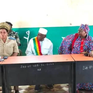 La région de Kayes a officiellement donné le coup d&rsquo;envoi de l&rsquo;atelier régional d&rsquo;information et de sensibilisation consacré aux réformes politiques et institutionnelles engagées par les plus hautes autorités du Mali, ce jeudi 23 juillet 2025.  La rencontre s’est tenue dans les locaux de la Délégation régionale de la Chambre de commerce et d&rsquo;industrie du Mali (CCIM). La cérémonie d&rsquo;ouverture a réuni les autorités administratives et politiques, les représentants des collectivités territoriales, les responsables des services techniques déconcentrés de l&rsquo;État, ainsi que de nombreux acteurs de la société civile, témoignant de l&rsquo;importance accordée à cette initiative nationale de dialogue et d&rsquo;information. Cet atelier s&rsquo;inscrit dans une vaste campagne de sensibilisation déployée sur l&rsquo;ensemble du territoire national du 23 au 31 juillet 2026. L&rsquo;objectif est de permettre aux différents acteurs institutionnels et communautaires de mieux comprendre les réformes politiques, institutionnelles, administratives et territoriales en cours, tout en favorisant leur appropriation par les populations. Durant les travaux, les participants seront informés sur les fondements, les orientations stratégiques et les objectifs de ces réformes, ainsi que sur leurs implications pour le fonctionnement des institutions de la République, des collectivités territoriales et de l&rsquo;administration publique. Les sessions d&rsquo;échanges offriront également un cadre d&rsquo;écoute et de concertation permettant aux participants d&rsquo;exprimer leurs préoccupations, de formuler des recommandations et de contribuer activement à la réussite du processus. À travers cette démarche participative, les autorités maliennes ambitionnent de renforcer la gouvernance publique, de consolider les institutions de l&rsquo;État et de promouvoir une administration plus performante, plus proche des citoyens et davantage adaptée aux défis du développement. Cette campagne de sensibilisation traduit également la volonté des pouvoirs publics d&rsquo;assurer une mise en œuvre inclusive des réformes, en associant les collectivités, les services techniques et les forces vives de la Nation à cette dynamique de transformation institutionnelle. Gouvernorat de Kayes