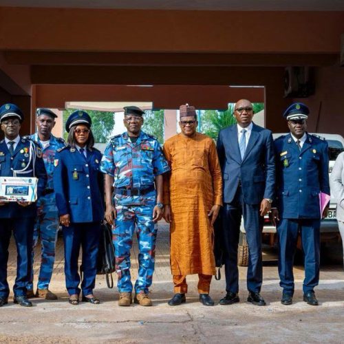 Formation renforcée des forces de sécurité : Les officiers de police sortants de l&rsquo;EIEMFS du Cameroun présentent leurs diplômes au DG de la police nationale