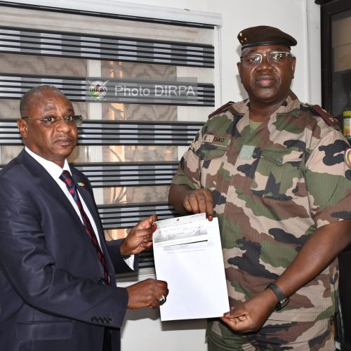 Solidarité nationale – remise de chèque  de 200 millions FCFA :  Le Général de Division Elisée Jean DAO  salue l&rsquo;acte patriotique de BATEX-CI