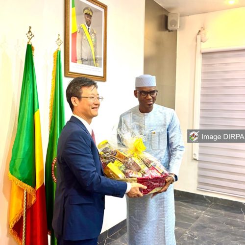Coopération militaire sino-malienne : Le Général de Corps d’armée Sadio CAMARA échange avec l’Ambassadeur de Chine au Mali