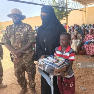 Région Militaire N° 01 – GAO : La mutuelle de l’Armée de Terre offre 692 kits scolaires aux orphelins des Forces de Défense et de Sécurité