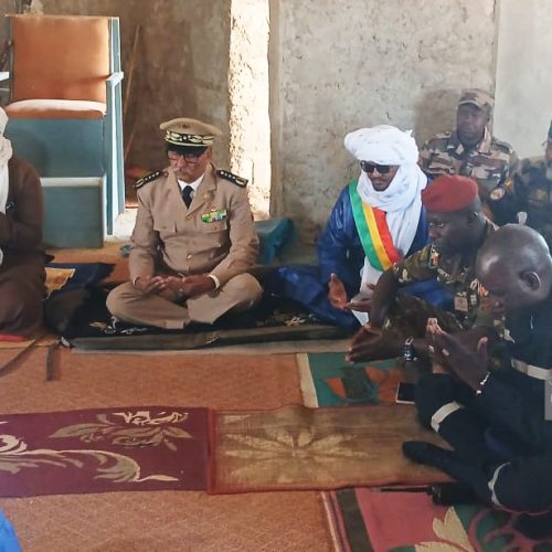 KIDAL : Le Gouverneur El Hadji GAMOU en communion avec les érudits pour des invocations et la lecture collective du Saint Coran