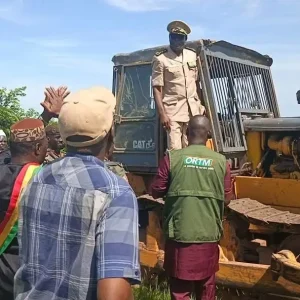 Construction du camp militaire de Dioïla : Le Gouverneur, le Général de Division, Kèba SANGARE donne le premier coup de Bulldozer