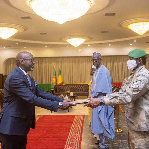 Diplomatie : Le Président de la Transition reçoit les lettres de créance de quatre nouveaux ambassadeurs (Italie, Rwanda, Slovaquie, Suisse)