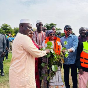 Semaine Nationale de l’Intégration Africaine – Nettoyage du fleuve Niger : le Gouvernement salue l’engagement citoyen des jeunes