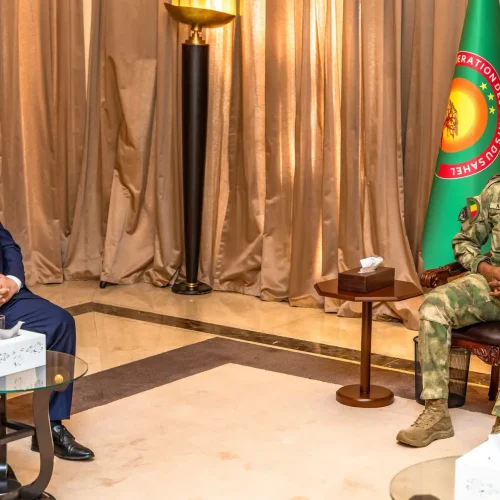 COOPERATION BILATERALE : le Président de la Transition accorde une audience au Premier ministre algérien Sifi GHRIEB