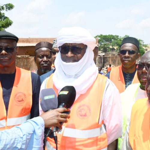 Amélioration des infrastructures urbaines à Bamako : Le Ministre Imirane Abdoulaye TOURE visite les travaux de pavage de certaines rues