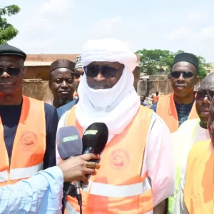 Amélioration des infrastructures urbaines à Bamako : Le Ministre Imirane Abdoulaye TOURE visite les travaux de pavage de certaines rues