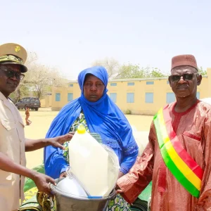 GOUNDAM : Le Gouverneur de région de Tombouctou apporte son soutien aux populations déplacées de Zouéra