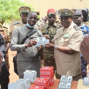 Campagne nationale d&rsquo;immatriculation des motocyclettes à Koutiala : Le Gouverneur, Général de Division Abdoulaye CISSE remet les premières plaques