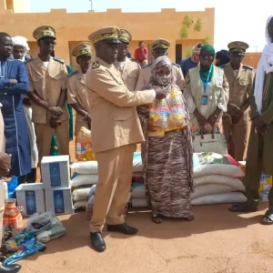 Ménaka :  Le Gouverneur offre le soutien alimentaire de l’Etat aux structures d’appui des personnes vulnérables de la région