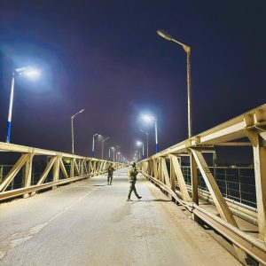 Éclairage public : Le pont de Kayes s’illumine grâce à l’initiative du Gouverneur Moussa SOUMARE