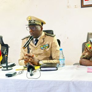 Dans le cadre de sa politique de renforcement des capacités, la Caisse Nationale d&rsquo;Assurance Maladie (CANAM) organise, du 03 au 07 août 2026, à la Maison du Partenariat, une session de formation sur le thème : « La préparation et la réussite des missions de contrôle externe : méthodes et techniques ». La cérémonie d&rsquo;ouverture a été présidée par le Directeur de l&rsquo;Administration et de la Gestion des Ressources Humaines de la CANAM, Mamadi COULIBALY, qui a souhaité la bienvenue aux participants et les a invités à tirer le meilleur profit de cette formation afin de renforcer leurs compétences au service d&rsquo;une gouvernance plus performante.  Le Directeur Général de la CANAM, Médecin Général de Brigade Boubacar DEMBELÉ a jugé utile de faire acte de présence en échangeant avec les formateurs et les participants pour enrichir les débats. Il a réaffirmé l&rsquo;importance accordée au renforcement des capacités du personnel, ainsi qu&rsquo;à la maîtrise des exigences liées aux missions de contrôle externe.  Cette session vise à renforcer les capacités des participants en matière de préparation, de conduite et de suivi des missions de contrôle externe. Prennent part à cet atelier, les agents issus de la Direction de l’Administration et de la Gestion des Ressources Humaines (DAGRH), la Direction Administrative de l’Organisation et de la Gestion Documentaire (DAOGD), la Direction du Budget du Contrôle de Gestion et de l’Organisation de la Qualité (DBCGOQ) et les services de la Comptabilité, des Finances et de la Trésorerie, du Budget, des Moyens Généraux, du Recouvrement, de la Liquidation, de la Paie et du Suivi des Salaires. Les modules abordés ont trait, notamment, au cadre juridique du contrôle, aux techniques de préparation des dossiers, à la gestion des échanges avec les organes de contrôle, au traitement des observations ainsi qu’au suivi des recommandations. À travers cette initiative, la CANAM réaffirme son engagement en faveur du renforcement des compétences de son personnel et de la promotion d&rsquo;une gestion fondée sur la performance, la transparence et la redevabilité, au service de la réussite de l&rsquo;Assurance Maladie Universelle. CANAM
