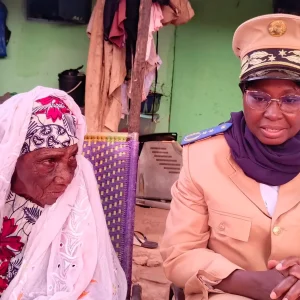 Mois de la solidarité à Kolokani :  La Préfète TOURÉ Fanta SAMAKÉ rend visite à des personnes âgées