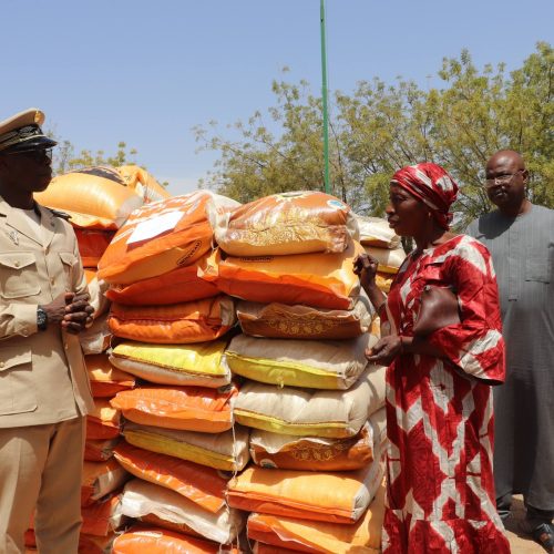 Koulikoro : Le Gouverneur distribue 400 sacs de riz aux couches vulnérables