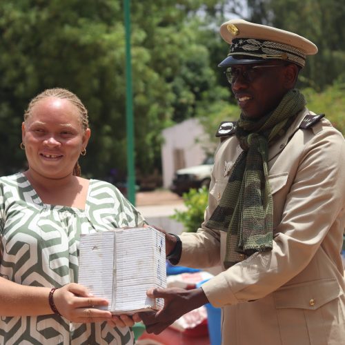 Koulikoro : Le Gouverneur remet des vivres et non-vivres aux personnes de petites tailles