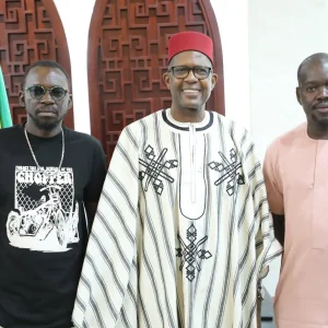 Valorisation de l’art contemporain au Mali : L’artiste peintre Amadou SANOGO expose ses projets au ministre Mamou DAFFE