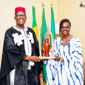 Culture – Slame : La Slameuse Takaty SIMPARA dite « TATISHKA » présente son trophée de « Slam poésie International Golden Poet » au    Ministre Mamou DAFFE