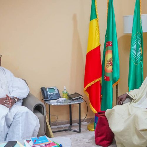 Artisanat-Culture : Le peintre Abdoulaye KONATE présente son prix d’excellence du Gala du Zeitz MOCAA 2026 au ministre Mamou DAFFE