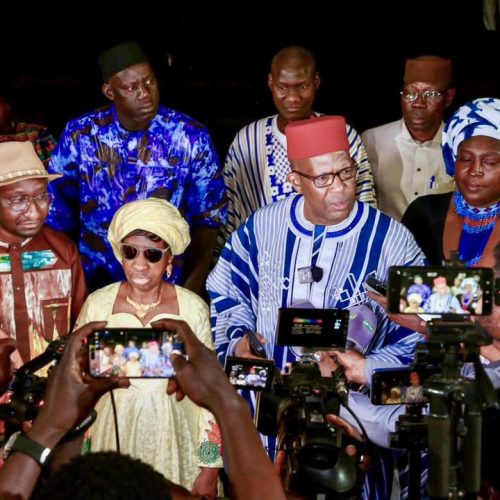 Audience : Le Ministre Mamou DAFFÉ reçoit l’artiste, Mariam BAGAYOKO, veuve d’Amadou DOUMBIA