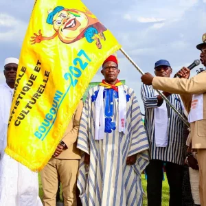 Biennale Artistique et Culturelle, ‘’Bougouni 2027’’ : Le Gouverneur du Banimonotié reçoit la mascotte de la biennale devant le Ministre Mamou DAFFE