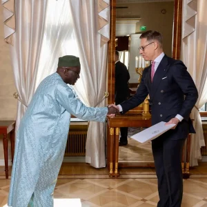 Diplomatie : l’Ambassadeur Cheick Mahamadou Chérif KEITA présente ses Lettres de créance au Président finlandais Alexander STUBB