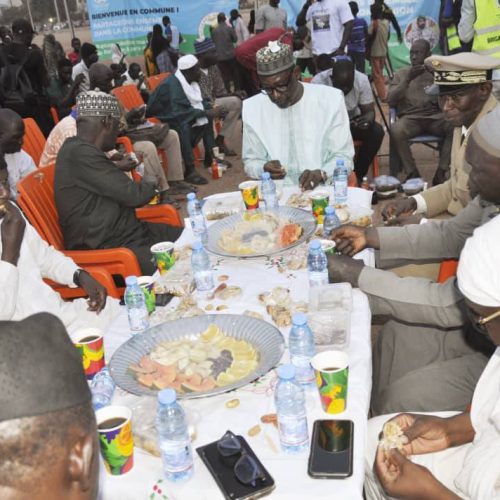 Opération « Sunkalo Solidarité » 2026 : Le Ministre Abdoulaye DIOP communie avec la population de Korofina, à travers la rupture collective de jeûne