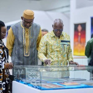 Promotion des Arts et de la Culture : Le ministre Abdoulaye DIOP à la découverte de l’exposition monographique « L’Âme des signes » de Maître Abdoulaye KONATE