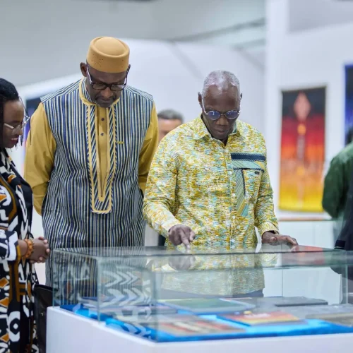 Promotion des Arts et de la Culture : Le ministre Abdoulaye DIOP à la découverte de l’exposition monographique « L’Âme des signes » de Maître Abdoulaye KONATE