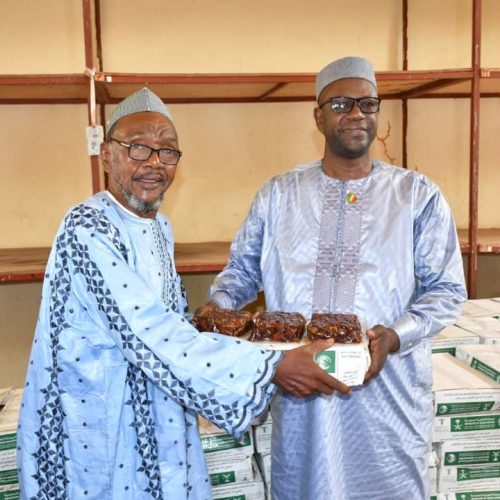 Affaires Religieuses et Culte : Le ministre Mahamadou KONE offre 1000 cartons de dattes au Haut Conseil Islamique du Mali
