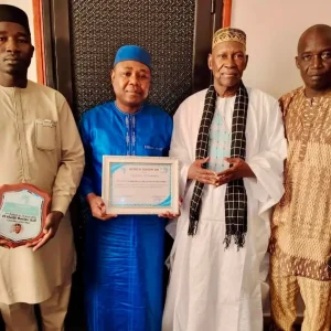 Concours de Zikr à Dakar : Le Chanteur de ‘’Kalma’’ ou Zikr Elhadj Racine SALL distingué d’un trophée d’honneur