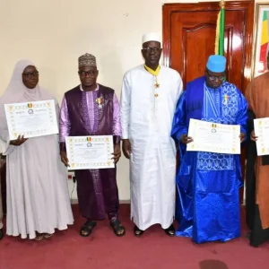 Cérémonie officielle de remise de médailles : (08) cadres du ministère des affaires religieuses distingués