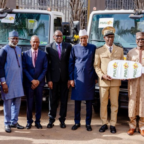 Collectivités territoriales : Le ministre Issa Ousmane COULIBALY réceptionne trois camions bennes offerts par la Société PMU-Mali pour renforcer l’assainissement