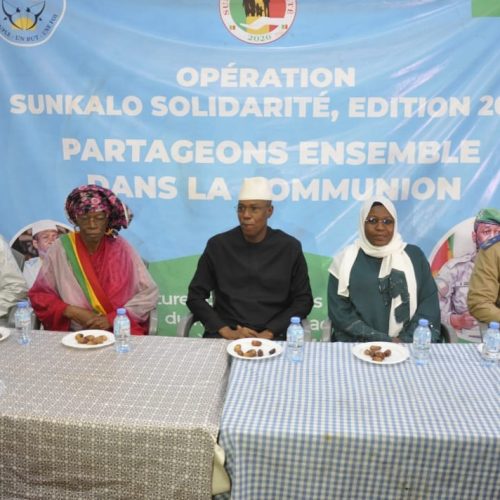 Opération « Sunkalo Solidarité » : Les ministres Alousséïni SANOU et Doumbia Mariam TANGARA ont rompu le jeûne avec la population de Koulouba