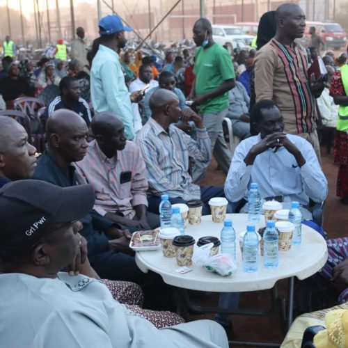Opération « Sounkalo Solidarité » : Le Ministre Tiémoko TRAORE magnifie les vertus du partage avec la population de Quinzambougou