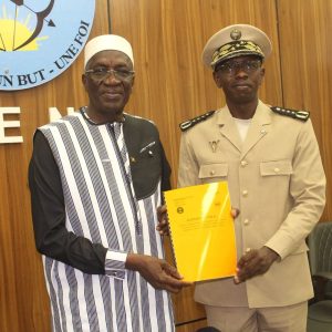 Carte scolaire de la région de Koulikoro : Le Gouverneur, Colonel-major Lamine Kapory SANOGO remet le rapport général de synthèse au ministre de l&rsquo;Education nationale