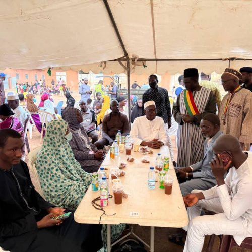 Opération « Sounkalo solidarité » : Le ministre Amadou SY SAVANE partage la rupture du jeûne avec la population de Sotuba