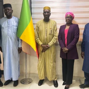 Coopération Mali – Sénégal : Le Ministre Amadou SY SAVANE échange avec l’Ambassadeur du Sénégal sur le renforcement des programmes d’échanges scolaires