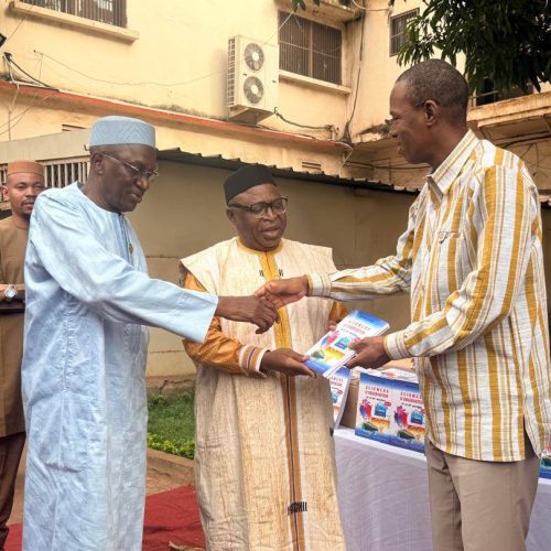 Éducation nationale : Le Ministre d’Etat Alousséïni SANOU a remis 41 520 manuels scolaires imprimés sur le campus de Kabala au ministre Bouréma KANSAYE