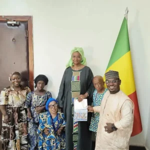 Insertion socioprofessionnelle des personnes vivant avec un handicap : Des échanges entre la ministre Oumou SALL SECK et l’AMPPT sur le 2ème salon dédié aux Personnes de Petite Taille